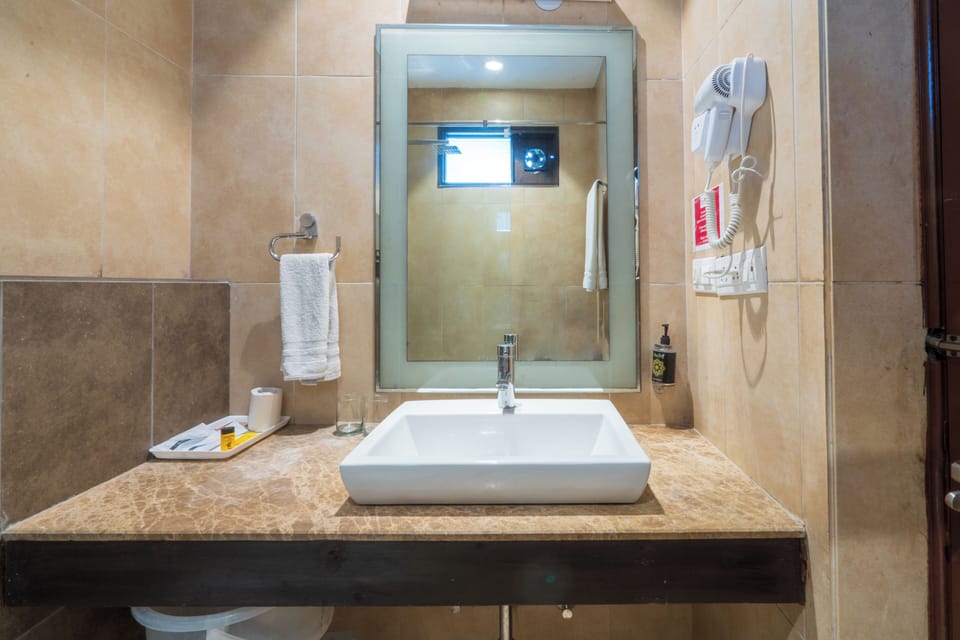 Suite room with kitchenette | Bathroom | Shower, rainfall showerhead, hair dryer, slippers