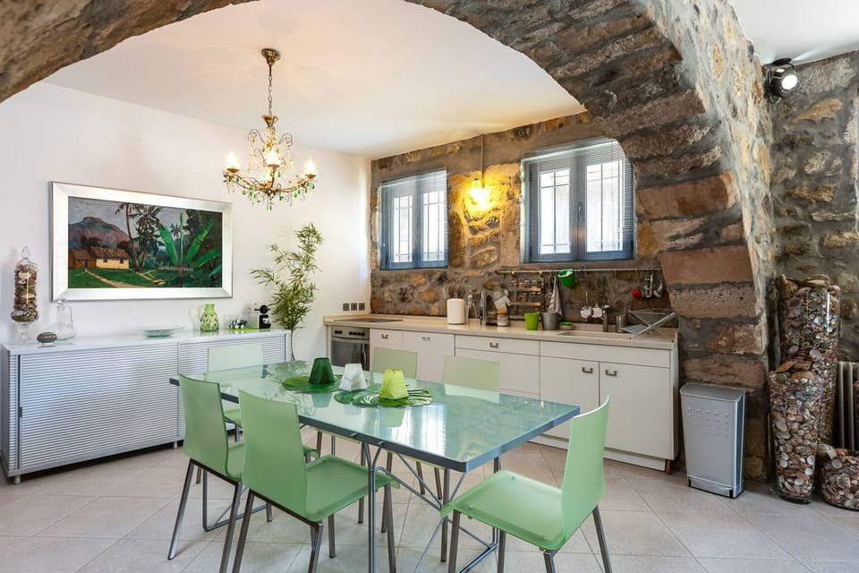Open plan kitchen area with dining area!