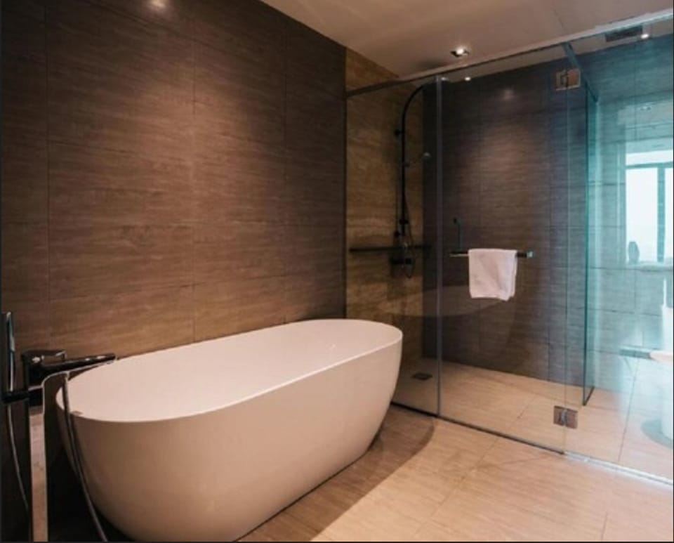 Deep soaking bathtub