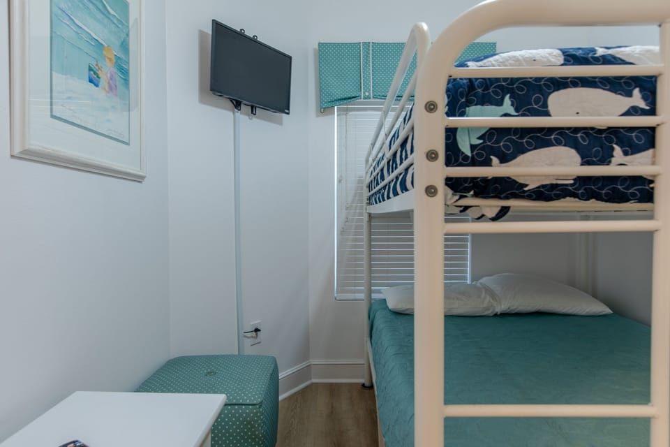3rd bedroom with a queen size bunkbed.