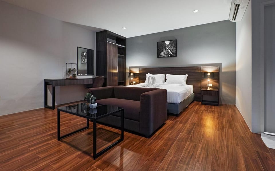 Blackout drapes, free WiFi, bed sheets