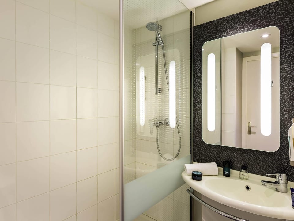 Desk, blackout drapes, iron/ironing board, free cribs/infant beds