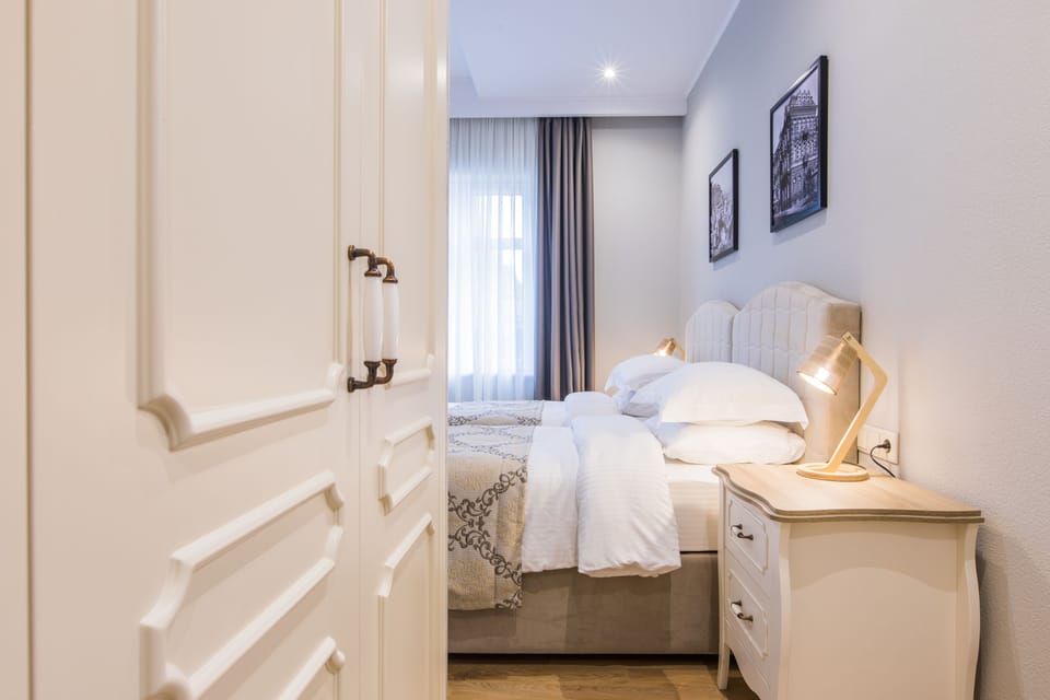 Twin Room, 1 Double Bed | Premium bedding, minibar, in-room safe, desk