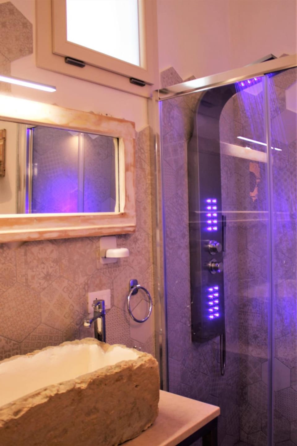 Shower, free toiletries, hair dryer, bidet