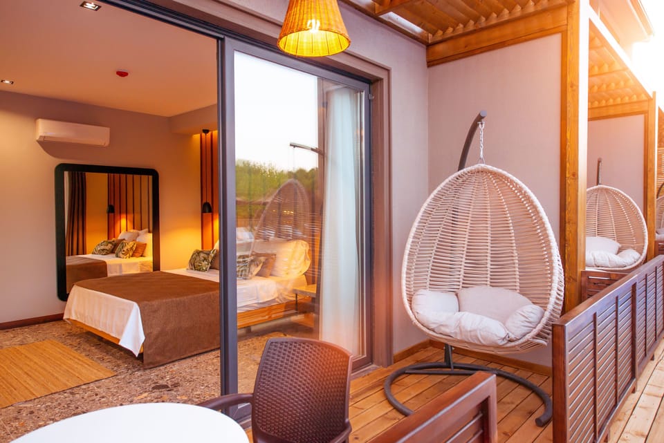 Superior Room, Pool Access, Poolside | Premium bedding, minibar (some free items), in-room safe, desk