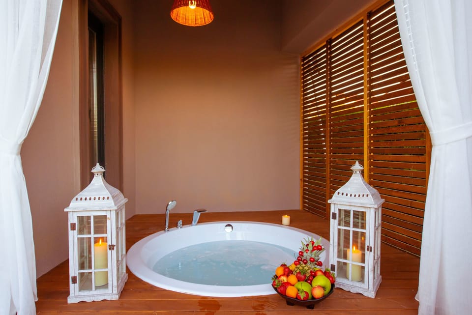 Honeymoon Room, 1 Double Bed, Jetted Tub, Poolside | Jetted tub