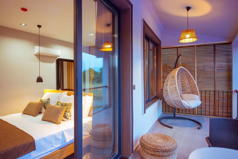 Deluxe Room, Jetted Tub, Pool View | Living area | 45-cm LCD TV with cable channels, TV
