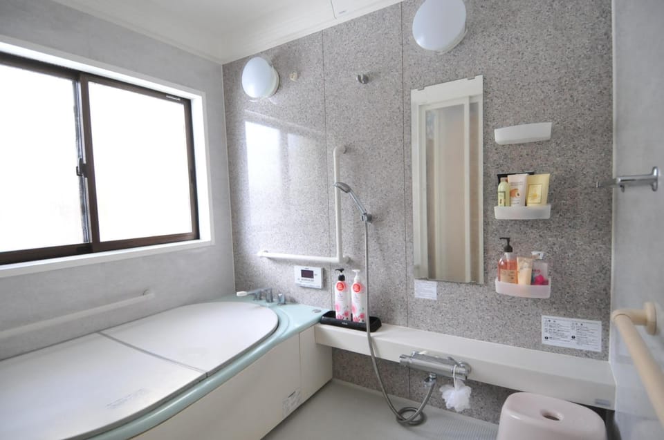 Combined shower/tub, deep soaking tub, free toiletries, hair dryer