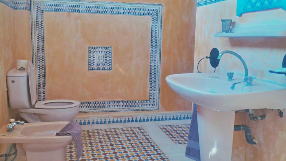 Bathtub, towels