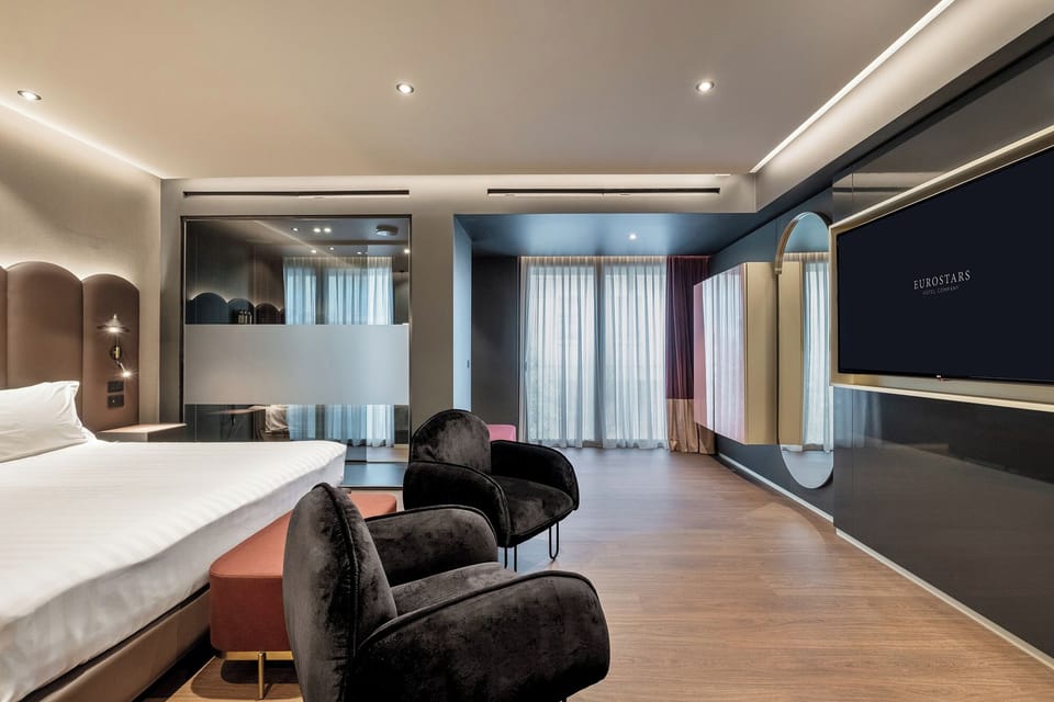 Premium Suite | Premium bedding, down comforters, pillowtop beds, minibar