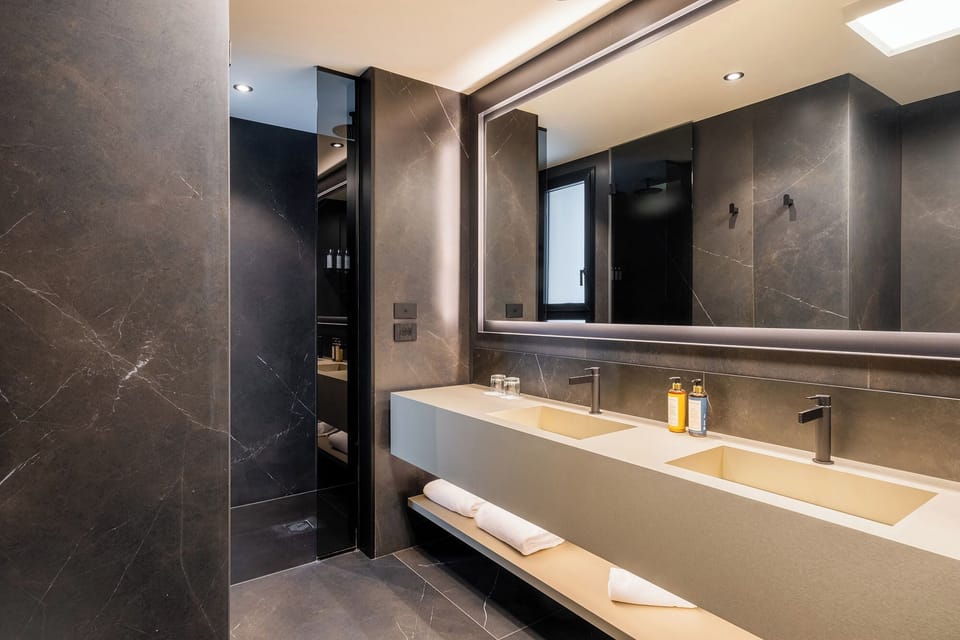 Shower, rainfall showerhead, free toiletries, hair dryer