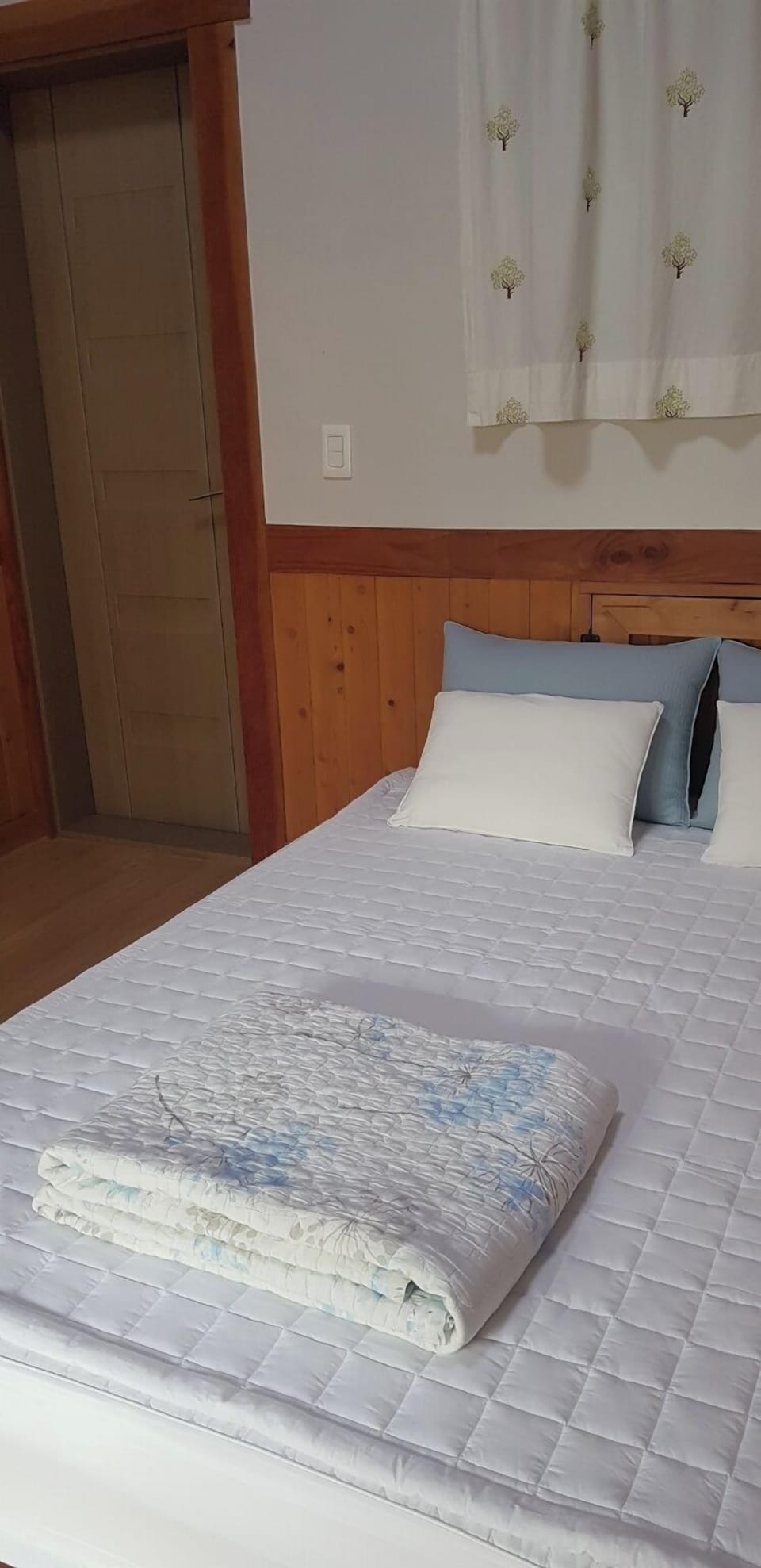 Traditional Room (Gyun-Woo & Jik-Nyu) | Blackout drapes, soundproofing, free WiFi
