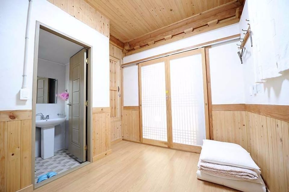 Traditional Room (Oh-Jak-Kyo) | Blackout drapes, soundproofing, free WiFi