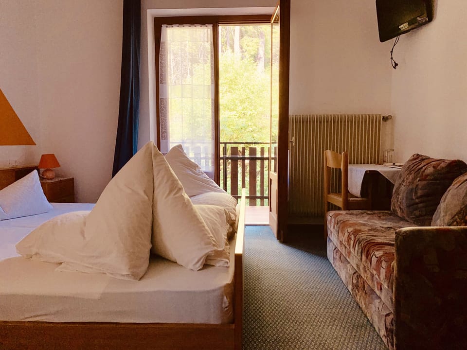 Comfort Double Room | Desk, bed sheets