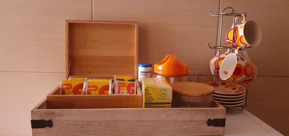 Full-size fridge, microwave, oven, stovetop