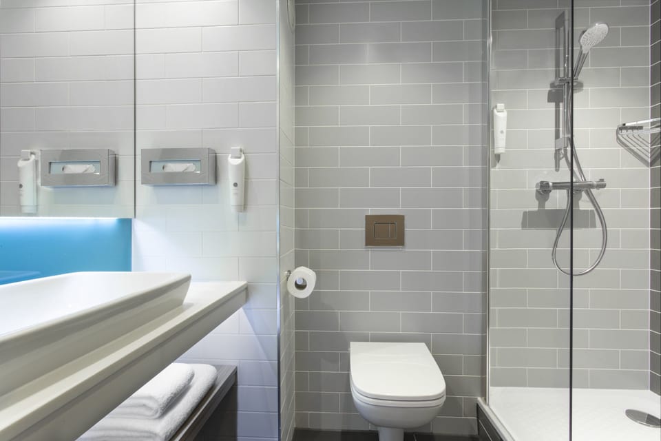Standard Room, 1 Double Bed (Free Hot Breakfast) | Bathroom | Shower, hydromassage showerhead, free toiletries, hair dryer