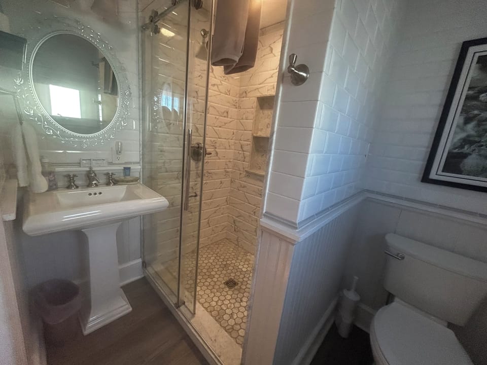 Deluxe Queen Room | Bathroom | Deep soaking tub, free toiletries, hair dryer, towels