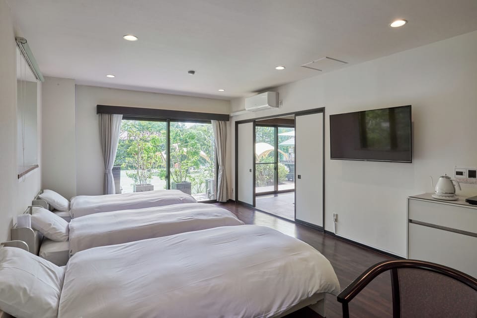 Family Suite | Desk, iron/ironing board, free WiFi, bed sheets