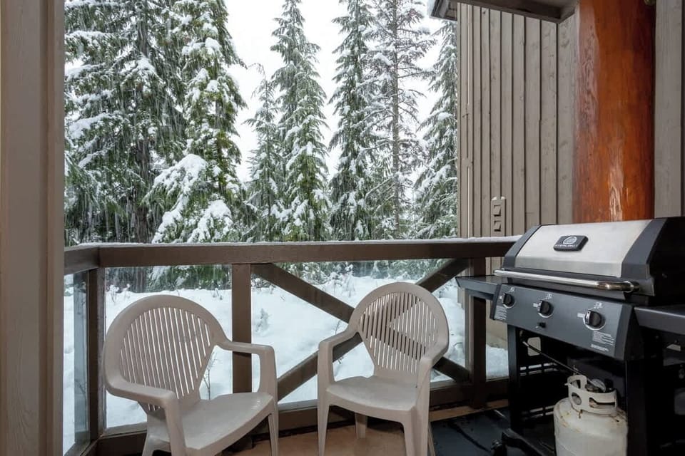- Balcony with forest views and BBQ for outdoor mountain dining  
- Enjoy grilling surrounded by snow-covered pine trees and fresh air  
- Ideal spot for morning coffee or peaceful evening relaxation  
