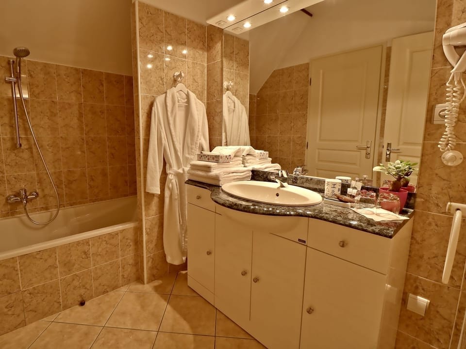 Comfort Triple Room | Bathroom | Shower, free toiletries, hair dryer, bathrobes