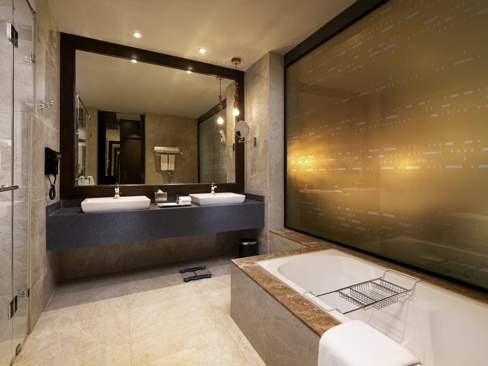Deluxe Suite - 2 Bedroom - Kitchenette - Large Living area | Bathroom | Eco-friendly toiletries, hair dryer, bathrobes, slippers