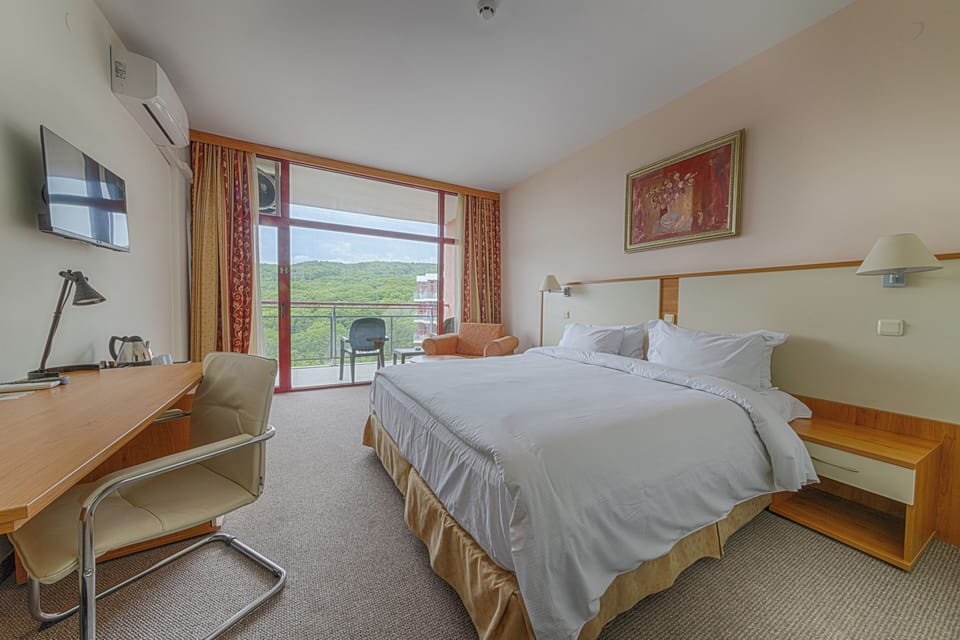 Hypo-allergenic bedding, memory foam beds, free minibar, in-room safe