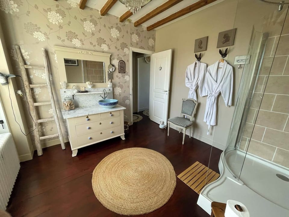 Deluxe Twin Room (Blue Toile) | Bathroom | Hair dryer, bathrobes, towels, soap
