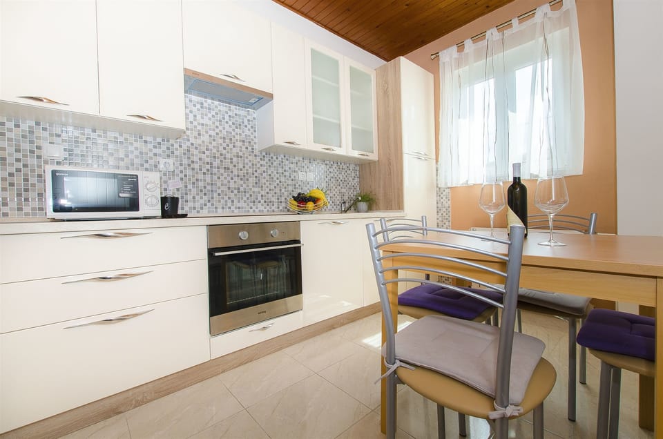 Private kitchen | Fridge, microwave, oven, stovetop