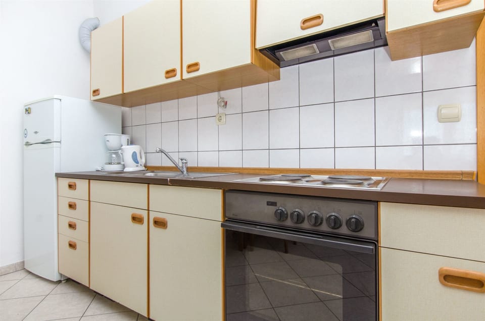 Private kitchen | Fridge, oven, stovetop, espresso maker