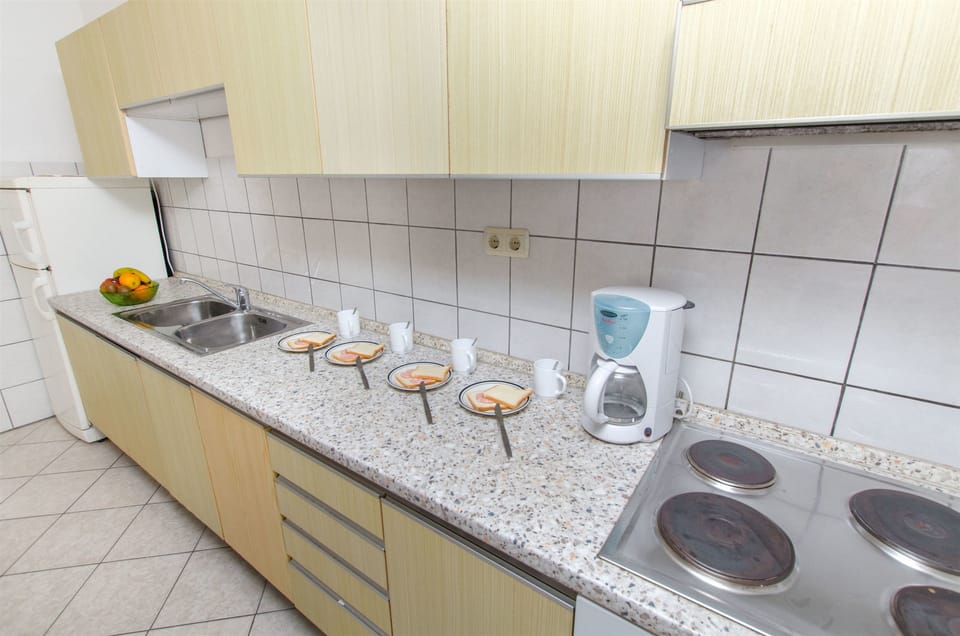Private kitchen | Fridge, oven, stovetop, espresso maker