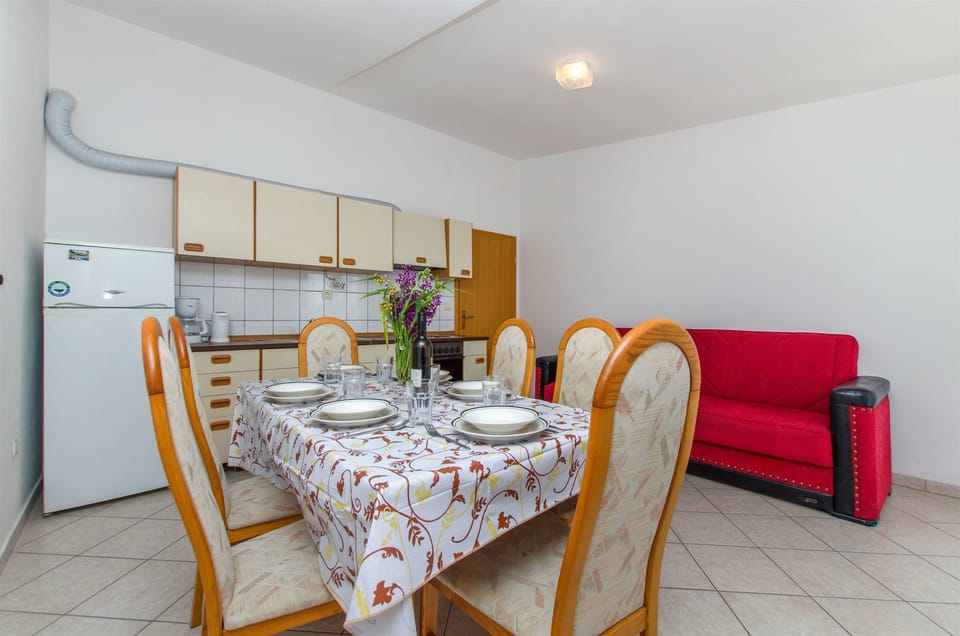 Private kitchen | Fridge, oven, stovetop, espresso maker