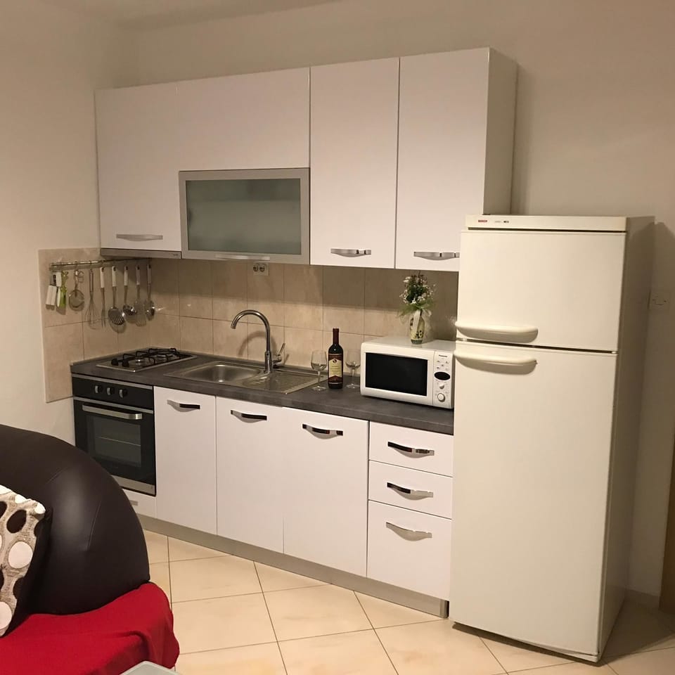 Private kitchen | Fridge, microwave, oven, stovetop