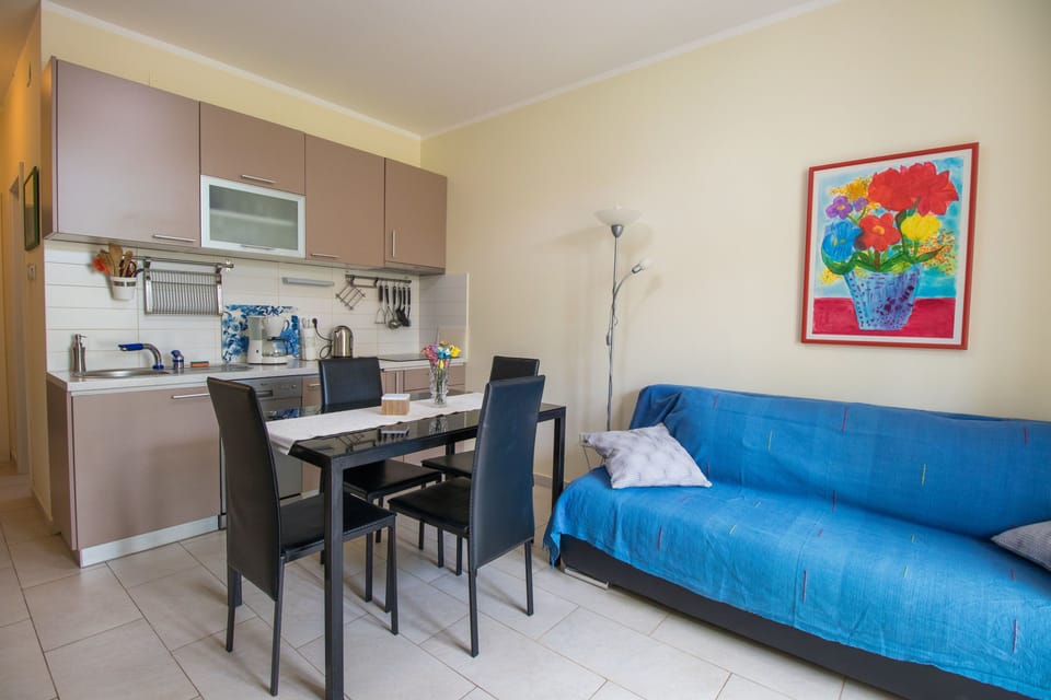 Private kitchen | Fridge, microwave, stovetop, dishwasher
