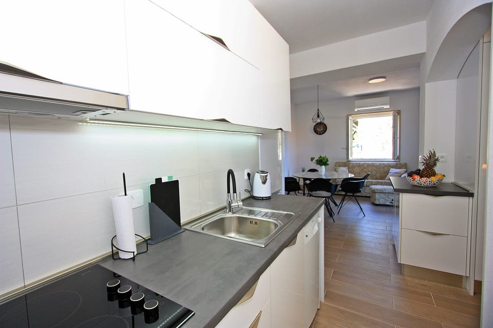 Private kitchen | Fridge, stovetop, dishwasher, coffee/tea maker