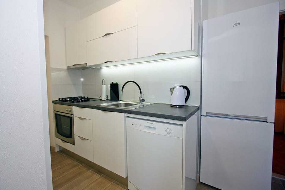 Private kitchen | Fridge, stovetop, dishwasher, coffee/tea maker