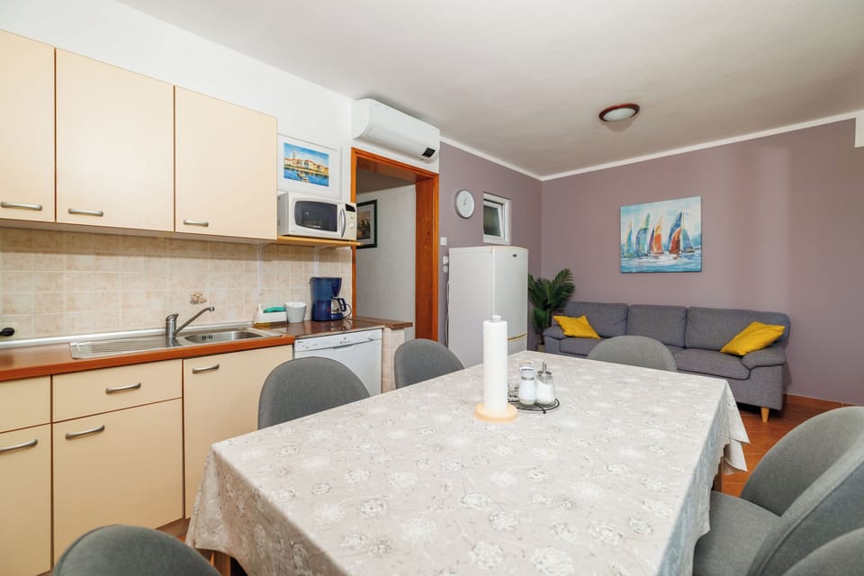 Apartment (A1) | Living room | Flat-screen TV, fireplace