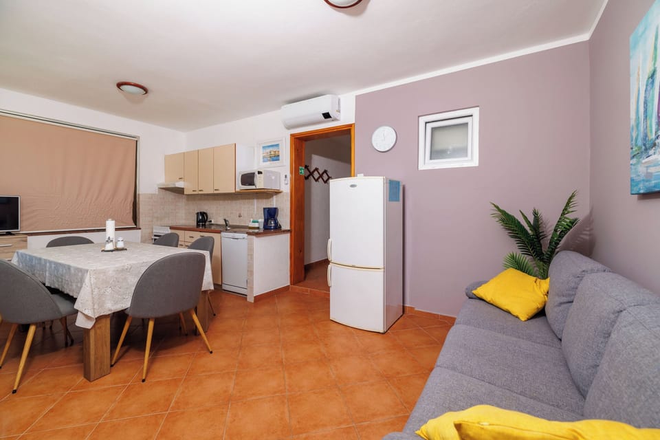 Apartment (A1) | Living room | Flat-screen TV, fireplace
