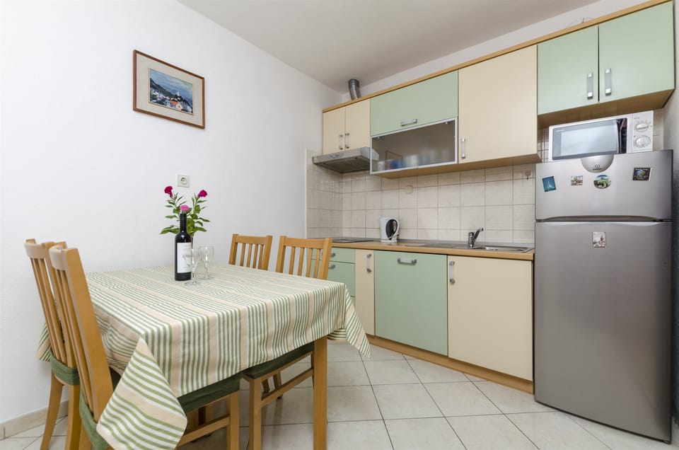 Private kitchen | Fridge, stovetop, dishwasher, espresso maker