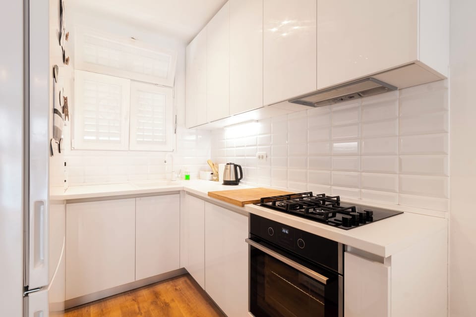 Apartment (A1) | Private kitchen | Fridge, microwave, oven, stovetop