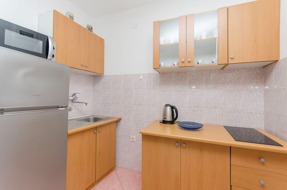 Apartment (A1) | Private kitchen | Fridge, microwave, stovetop, espresso maker