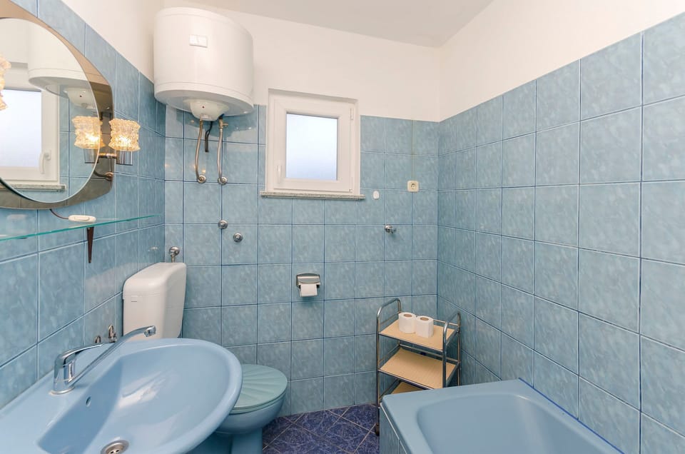 Bathroom | Bathtub