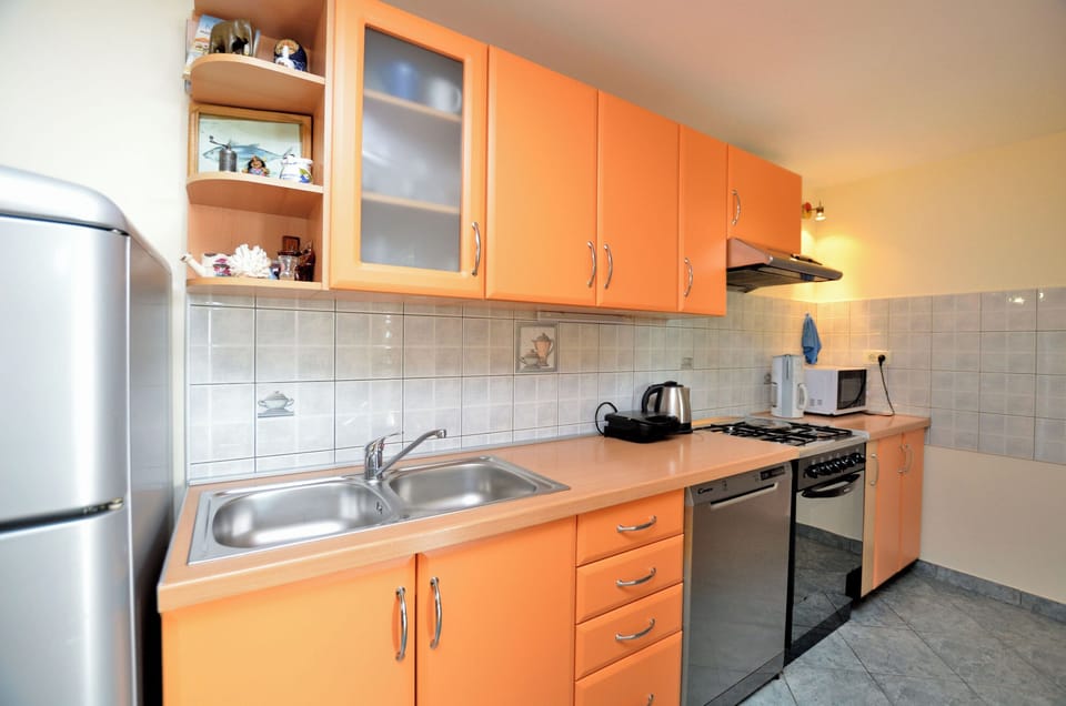 Apartment (A1) | Private kitchen | Fridge, microwave, oven, stovetop