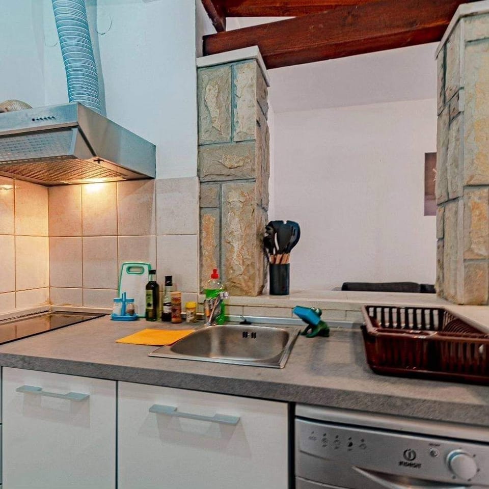 Apartment (A1) | Private kitchen | Fridge, microwave, oven, stovetop