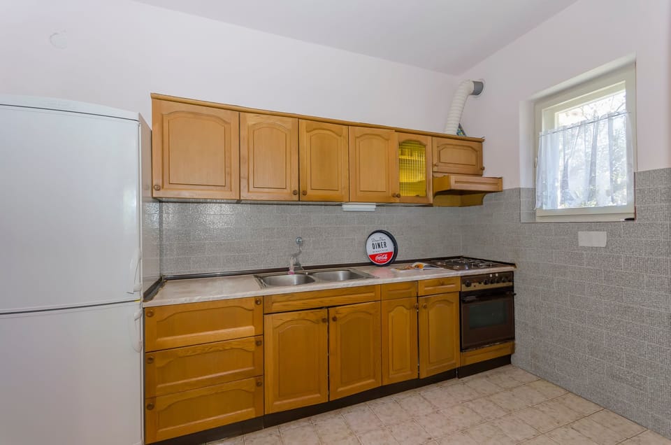 Private kitchen | Fridge, oven, stovetop, electric kettle