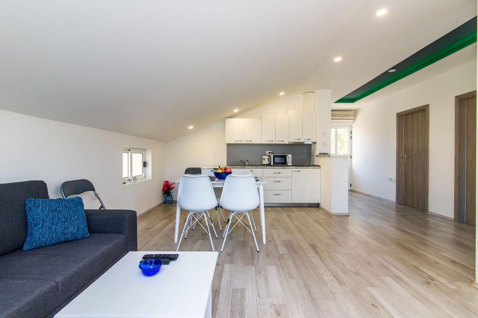 Private kitchen | Fridge, microwave, stovetop, electric kettle