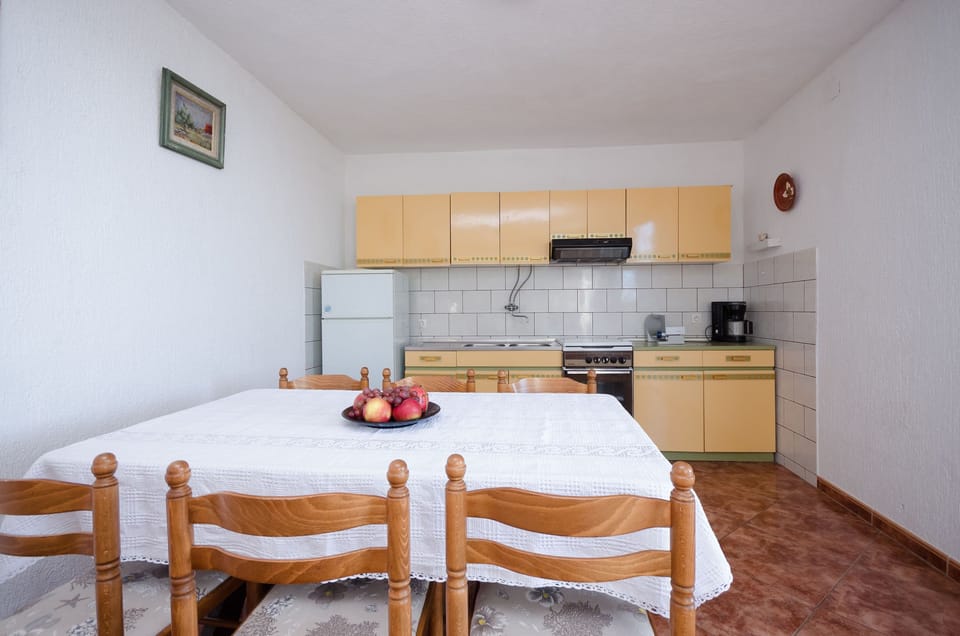 Private kitchen | Fridge, oven, stovetop, espresso maker