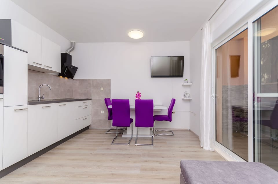 Private kitchen | Fridge, oven, stovetop, dishwasher