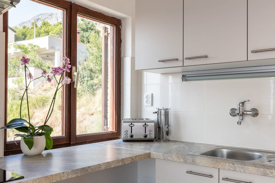Private kitchen | Fridge, oven, stovetop, electric kettle