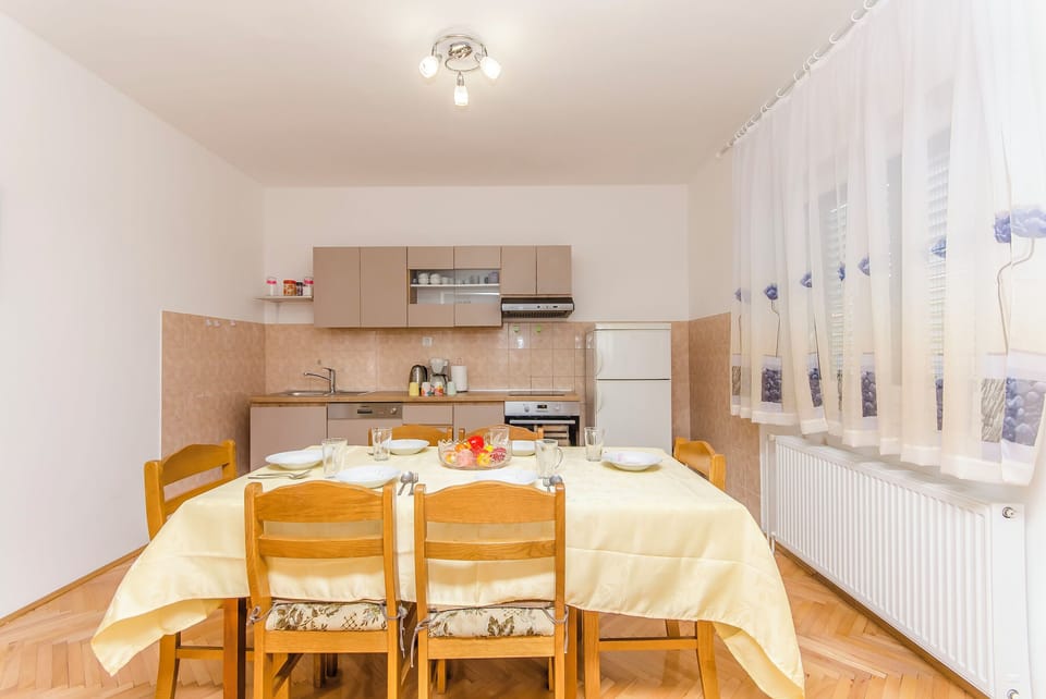 Apartment (A1) | Private kitchen | Fridge, stovetop, dishwasher, cookware/dishes/utensils