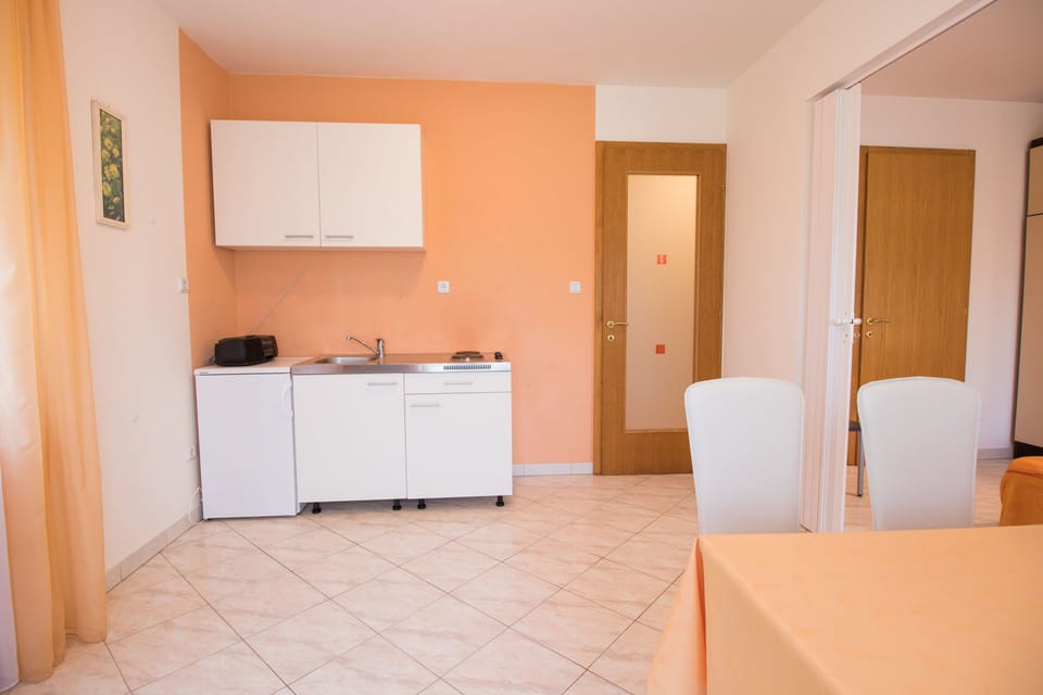 Private kitchen | Fridge, stovetop, cookware/dishes/utensils